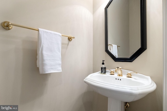 bathroom featuring a sink