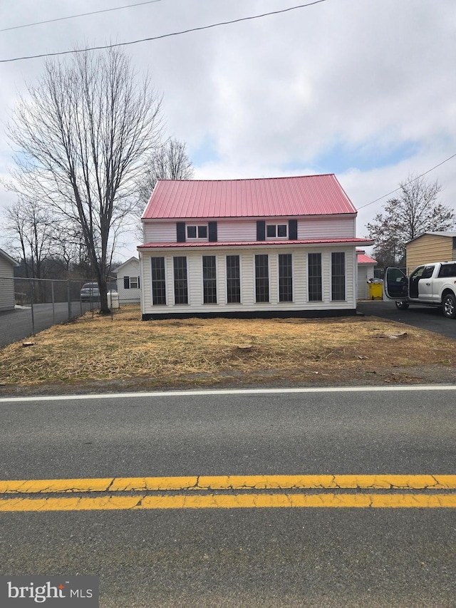 view of front facade featuring metal roof