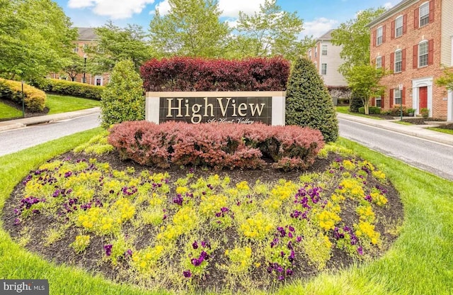 community / neighborhood sign featuring a residential view