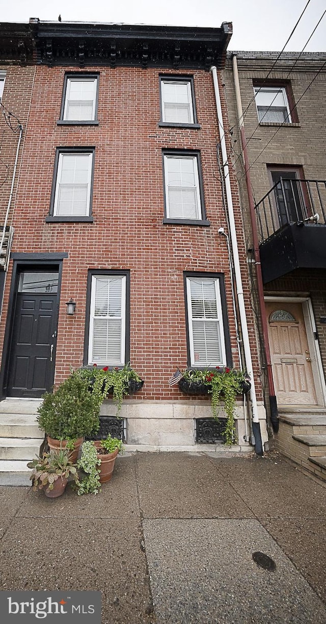 view of front facade featuring brick siding