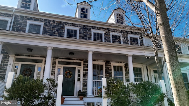 view of front of property featuring a porch