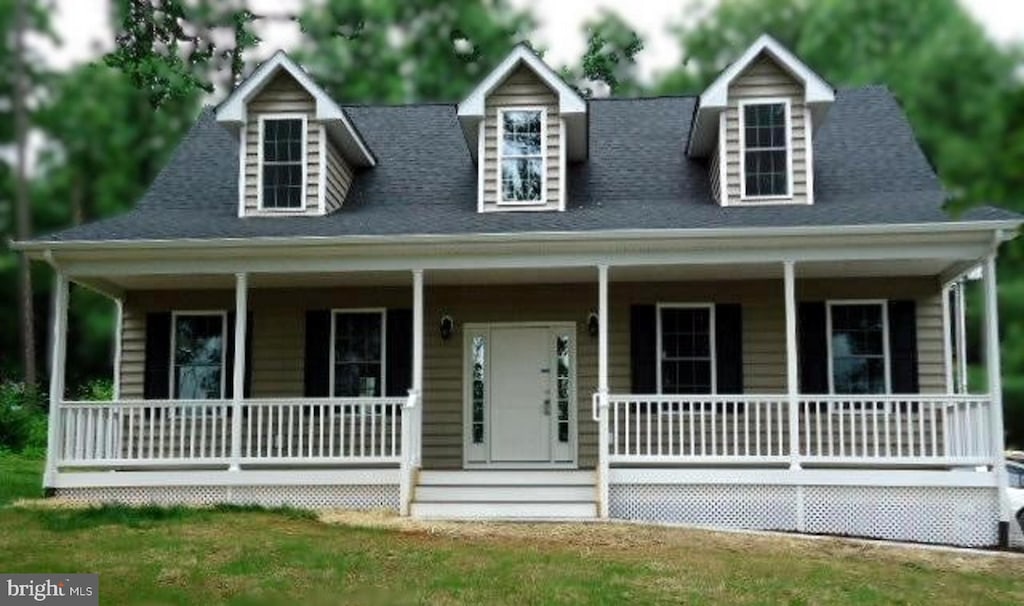 view of front facade featuring a porch and a front lawn