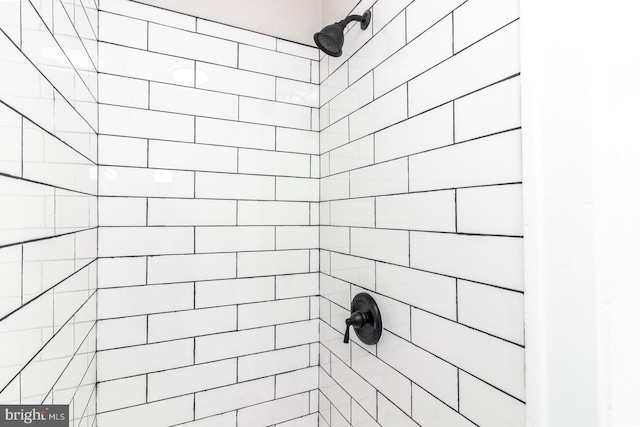 full bathroom featuring a tile shower