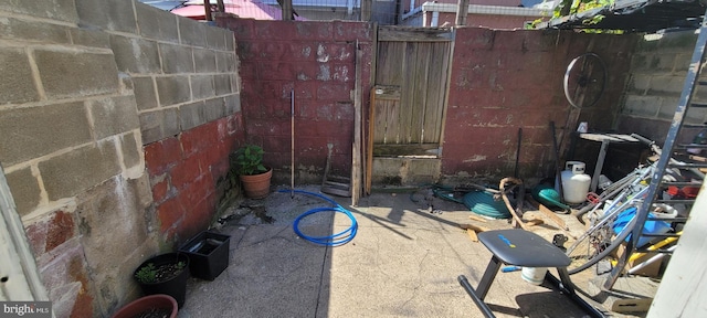 526 Moore St, Philadelphia, PA 19148 - view of patio with fence
