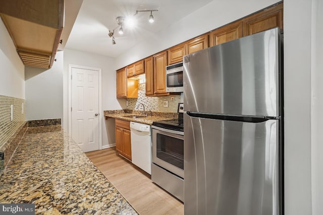 8358 Dunham Ct Unit 626, Springfield, VA 22152 - kitchen with light wood-style flooring, appliances with stainless steel finishes, decorative backsplash, and a sink