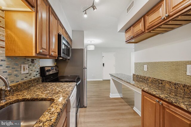 8358 Dunham Ct Unit 626, Springfield, VA 22152 - kitchen featuring a sink, decorative backsplash, stainless steel appliances, light wood-style flooring, and visible vents