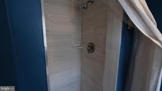 full bath with tiled shower
