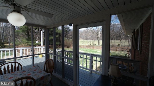 sunroom with a ceiling fan