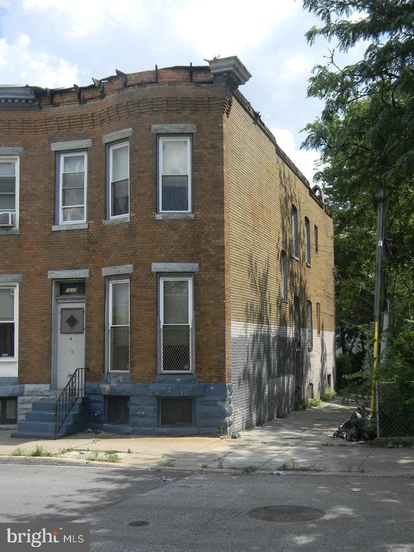 view of front of house with brick siding