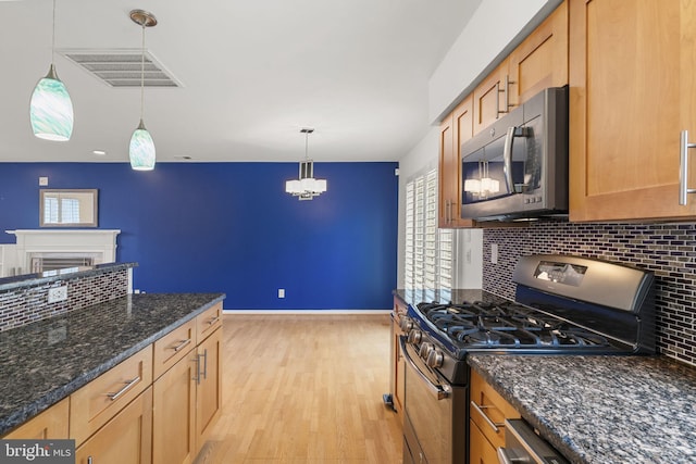 kitchen with baseboards, visible vents, an inviting chandelier, appliances with stainless steel finishes, and light wood-type flooring