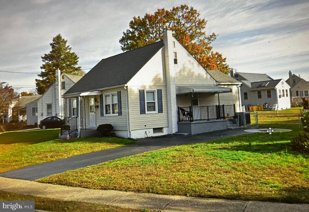 view of front of property featuring a residential view and a front yard