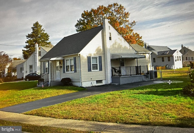 view of front of property featuring a residential view and a front yard