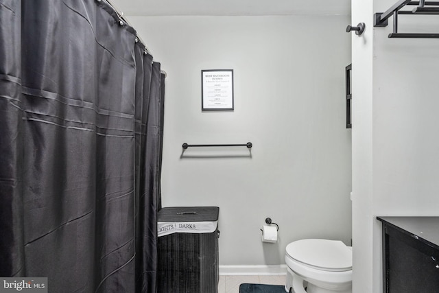 full bathroom featuring tile patterned floors, toilet, a shower with shower curtain, baseboards, and vanity