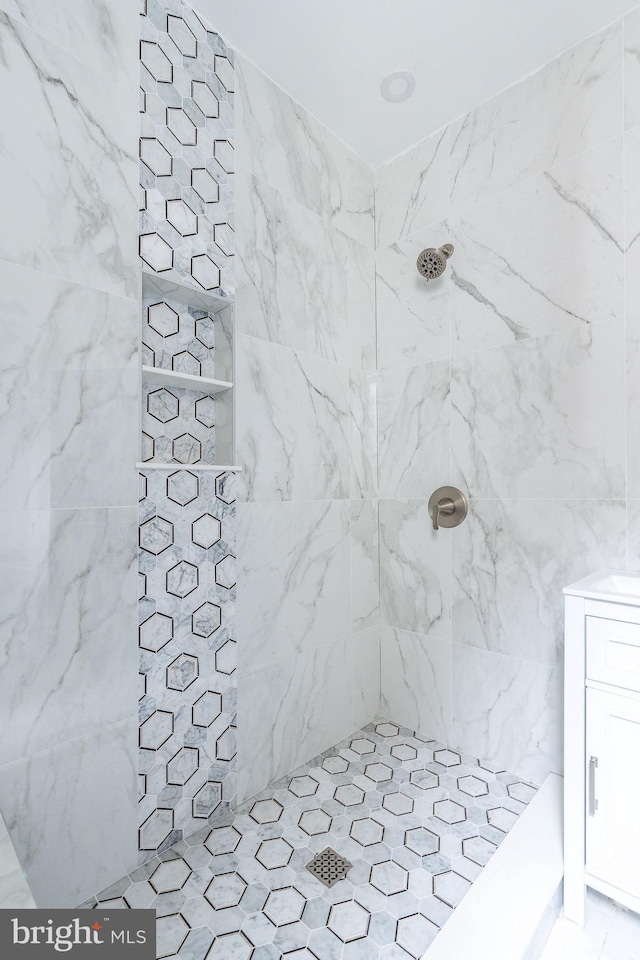 bathroom featuring a tile shower