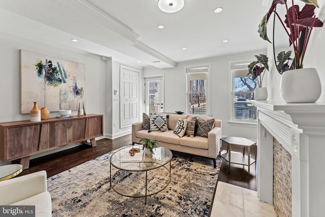 living area featuring recessed lighting, baseboards, a healthy amount of sunlight, and ornamental molding