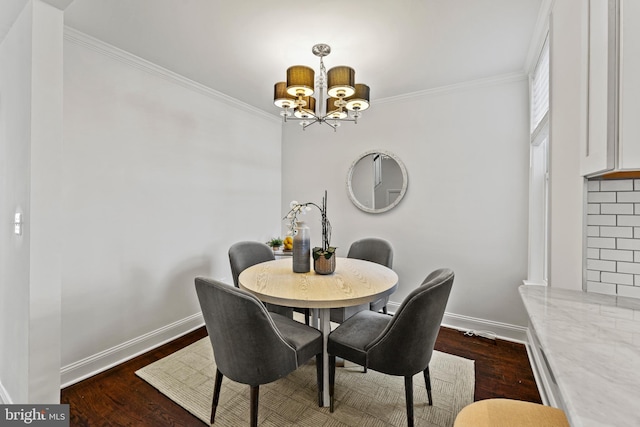 dining room with crown molding, a notable chandelier, dark wood-style floors, and baseboards