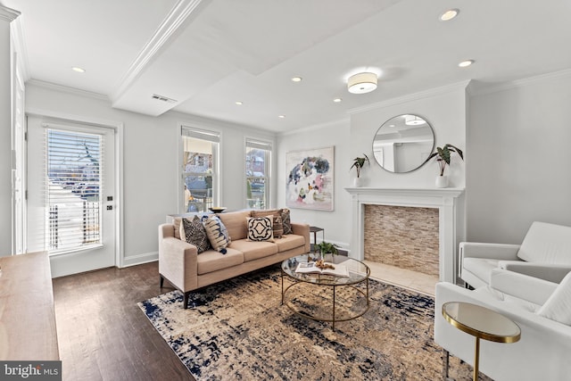 living room with recessed lighting, visible vents, dark wood-style floors, and crown molding