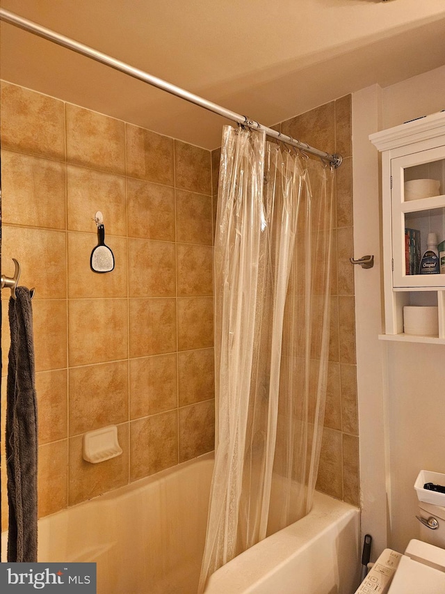 bathroom with shower / bath combo