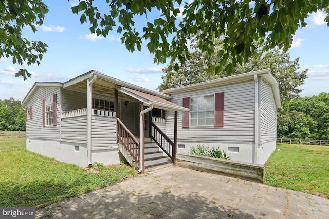 view of front facade featuring crawl space, a front yard, and fence