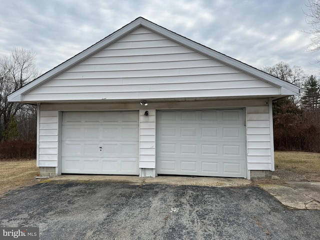 view of detached garage