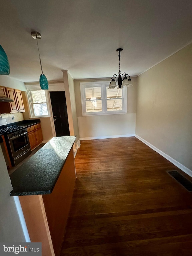 kitchen featuring dark wood-style floors, visible vents, brown cabinets, a notable chandelier, and stainless steel gas stove