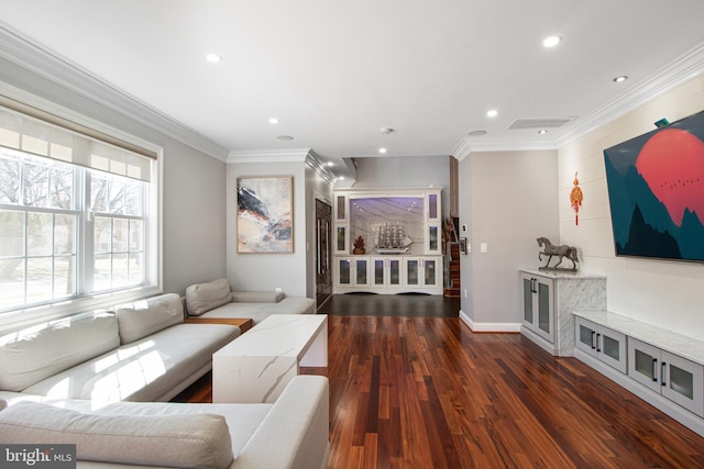 living room featuring recessed lighting, crown molding, baseboards, and wood finished floors