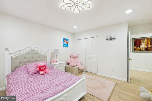 bedroom featuring a closet, recessed lighting, baseboards, and light wood-style floors