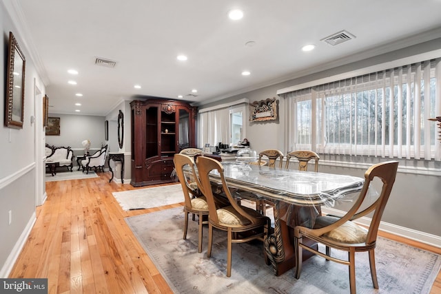 dining area with baseboards, visible vents, recessed lighting, ornamental molding, and light wood-style floors