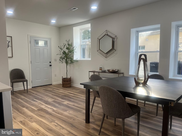 dining area featuring recessed lighting, visible vents, light wood finished floors, and baseboards