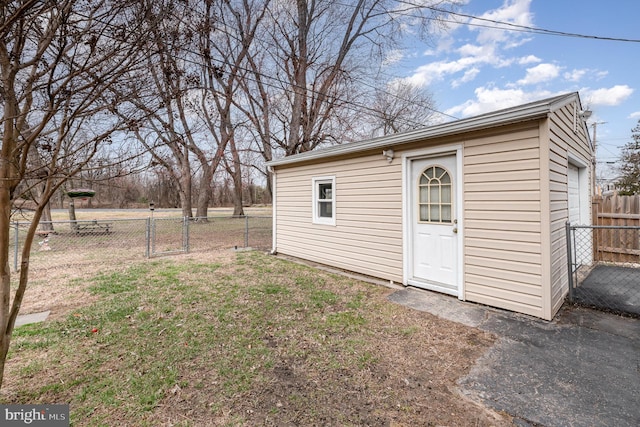 view of outbuilding featuring an outdoor structure and a fenced backyard