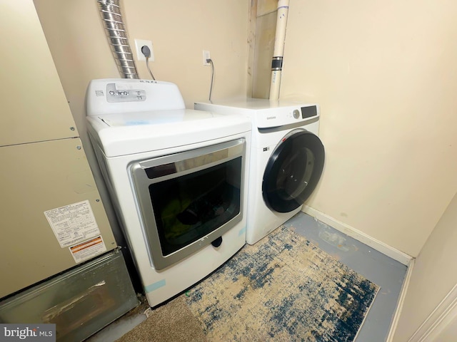 2204 Holly Oak Ct, Waldorf, MD 20601 - clothes washing area featuring washing machine and dryer and baseboards