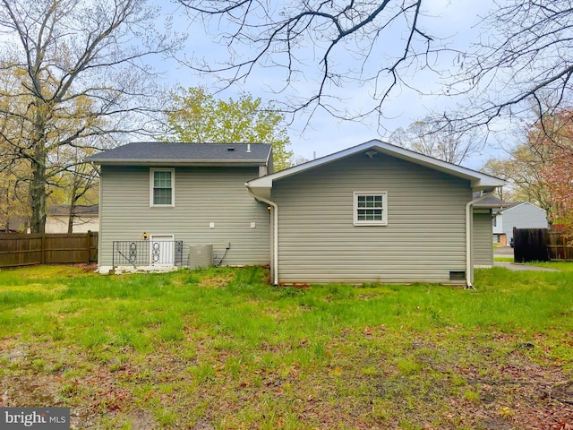 2204 Holly Oak Ct, Waldorf, MD 20601 - rear view of property with a yard and fence