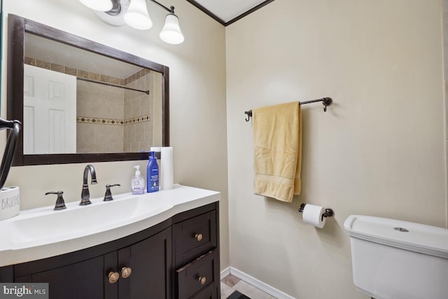 full bath featuring a tile shower, toilet, vanity, and baseboards