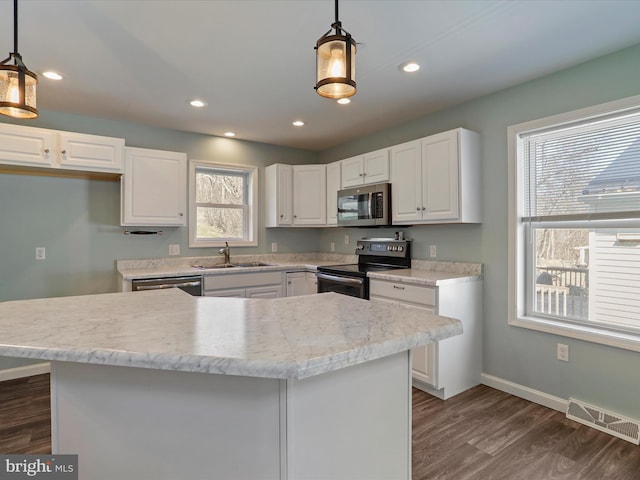 kitchen featuring visible vents, dark wood-type flooring, a sink, white cabinetry, and appliances with stainless steel finishes