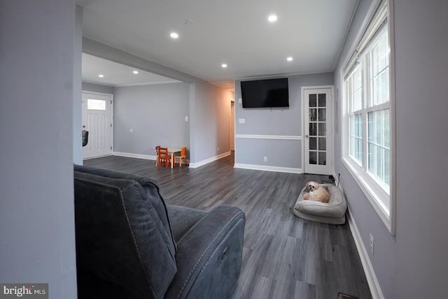 living area featuring dark wood-style floors, recessed lighting, and baseboards