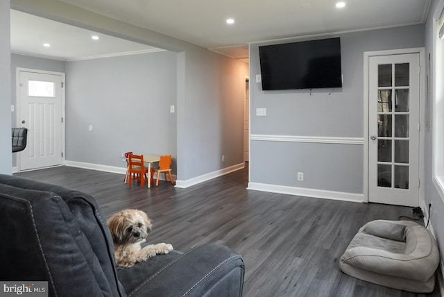 living room with recessed lighting, baseboards, dark wood-style flooring, and crown molding