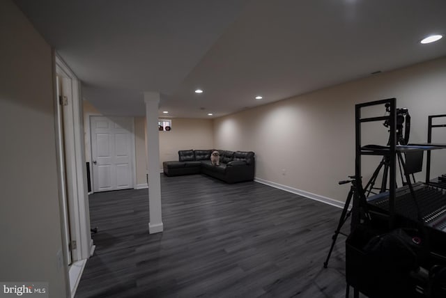 workout area with dark wood-type flooring, recessed lighting, and baseboards