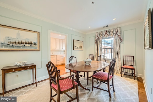 dining area with visible vents, ornamental molding, recessed lighting, light wood finished floors, and baseboards