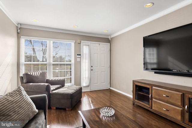 living room with recessed lighting, baseboards, dark wood-type flooring, and ornamental molding