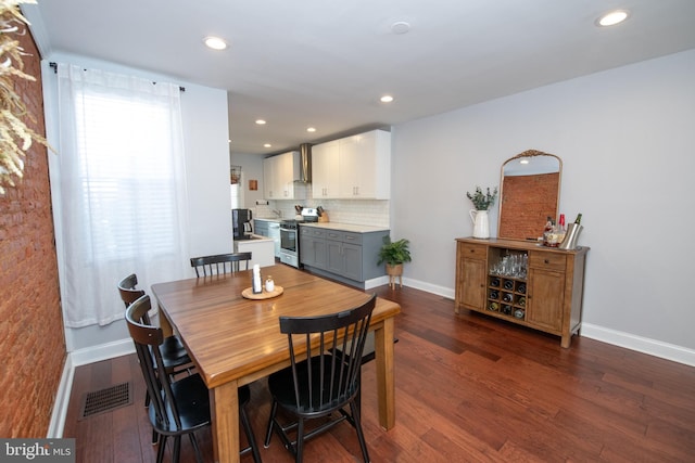 dining area featuring visible vents, recessed lighting, baseboards, and dark wood-style flooring