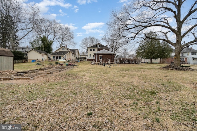 view of yard with a residential view, a storage shed, and an outdoor structure