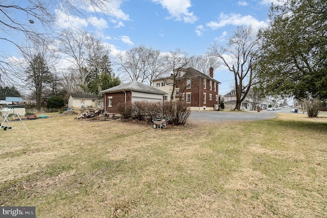 view of yard with an outdoor structure