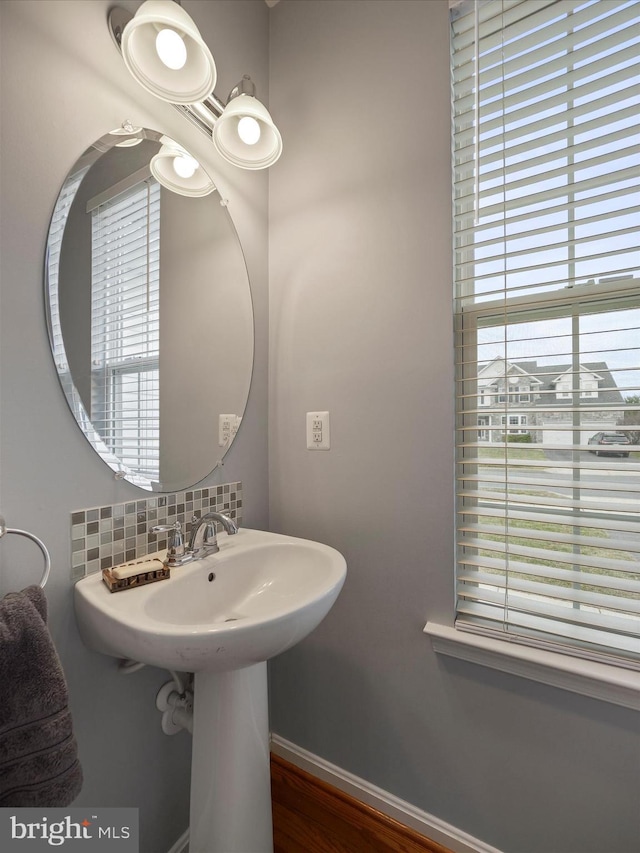 bathroom featuring decorative backsplash and baseboards