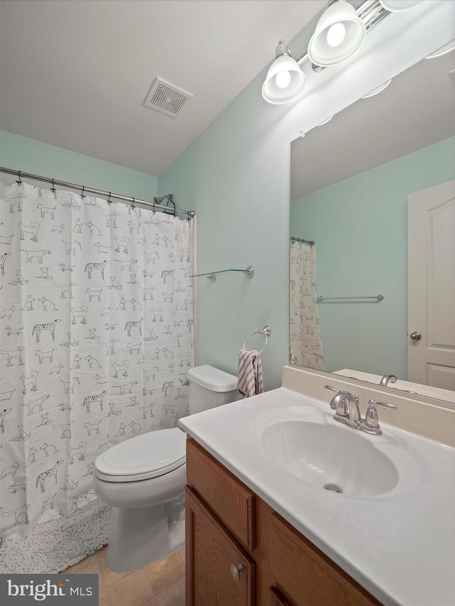 full bath featuring visible vents, curtained shower, toilet, and vanity