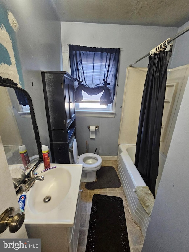 bathroom featuring toilet, shower / bath combo, tile patterned flooring, baseboards, and vanity