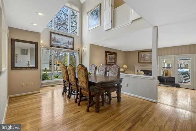 12521 N Lake Ct, Fairfax, VA 22033 - dining area featuring a towering ceiling, baseboards, recessed lighting, visible vents, and wood-type flooring