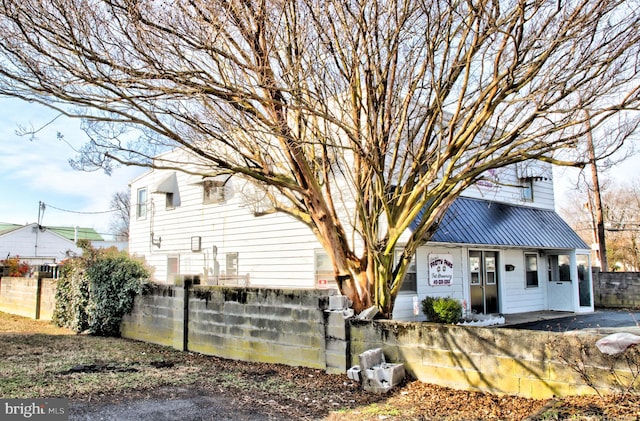 view of front of house featuring a fenced front yard