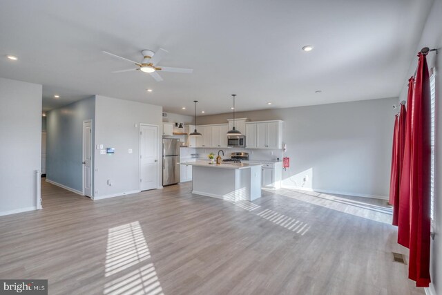 unfurnished living room featuring visible vents, a ceiling fan, recessed lighting, light wood finished floors, and baseboards