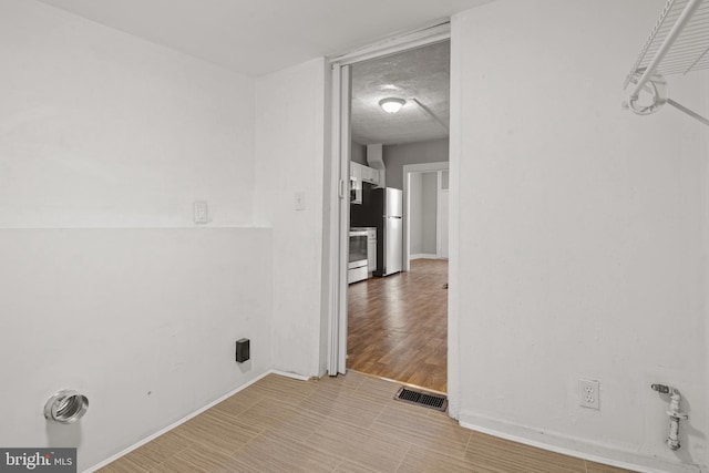 laundry room with visible vents and baseboards