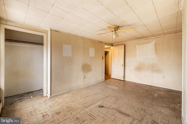 unfurnished bedroom featuring a closet, ceiling fan, and baseboards